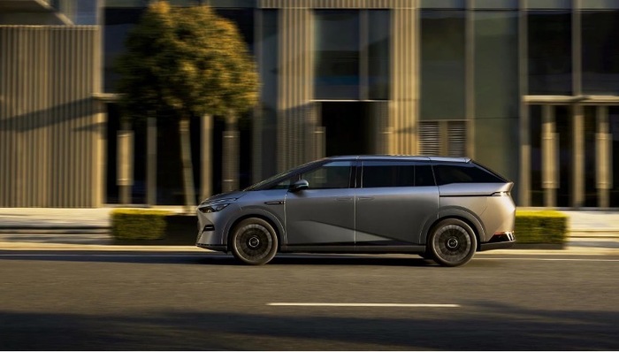 闪电快讯 ｜ 2025款小鹏X9升级近500项零部件 预售价39.98万元起