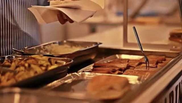 万亿补贴都救不活的社区食堂，凭什么让万科永辉抢破头？