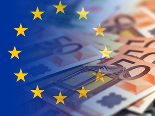 欧盟暂停90天实施对美关税反制措施，特朗普要求其购买3500亿美元的美国能源