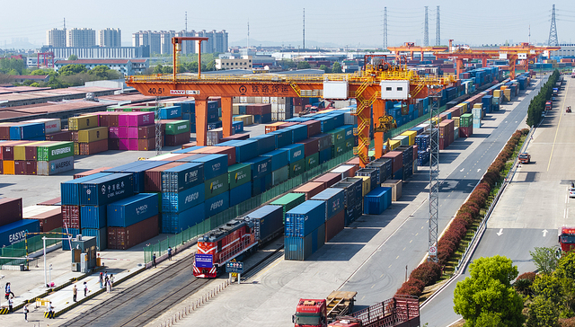 【专访】卢锋：特朗普试图用高关税促进制造业大规模回流的目标难以实现