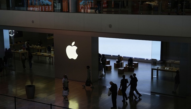 面对145%的关税， 最焦心的是苹果和沃尔玛的CEO