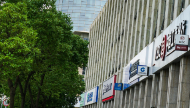 China's big banks trim branches as digital banking reshapes strategy