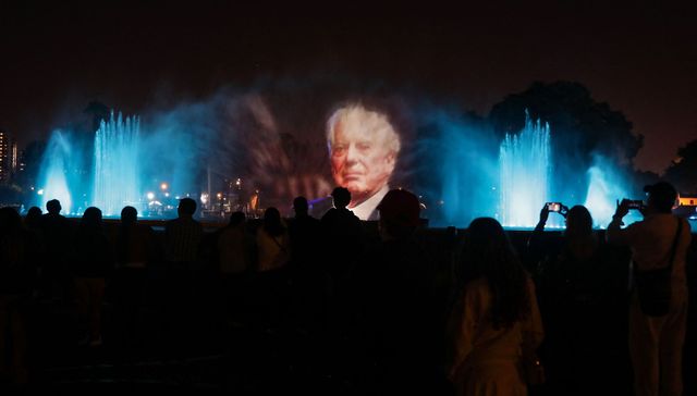 从左翼人士到晚年“右转”：作家略萨的政治之旅