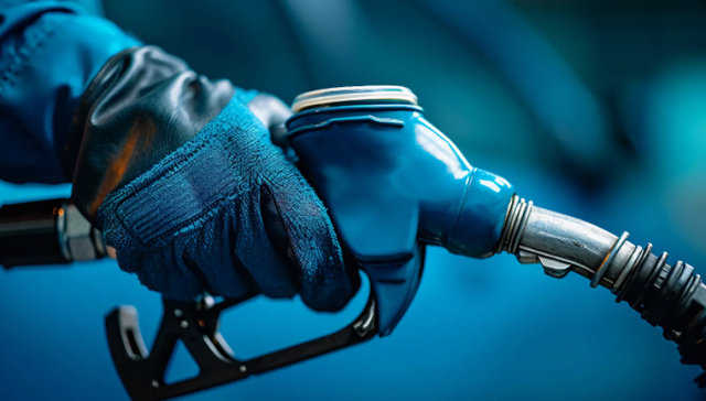 国内成品油价迎近三年最大跌幅，加满一箱油少花19元