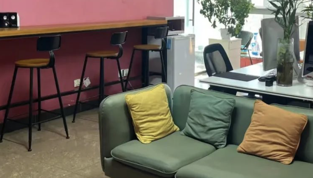 每月1000元，年轻人开始花钱租“老板和同事”