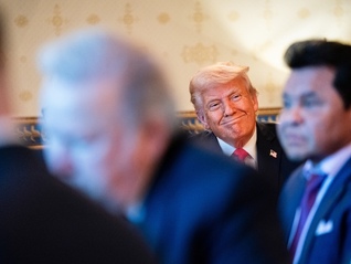 特朗普监督美日贸易谈判，双方在“保护费”方面仍存分歧