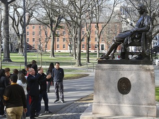 不准招国际学生，特朗普政府升级对哈佛大学威胁