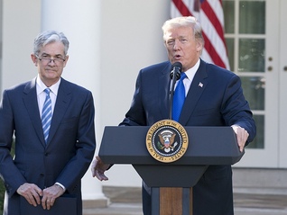 特朗普再威胁要炒掉鲍威尔，民主党人警告：股市要崩