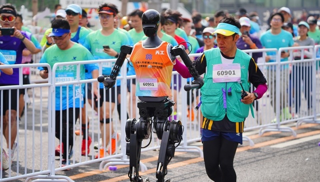 首个人形机器人半马完赛，天工Ultra冲线夺冠