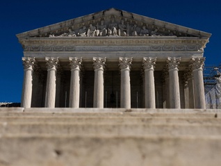 美国最高法院叫停政府驱逐委籍人员行动：等待下一步命令