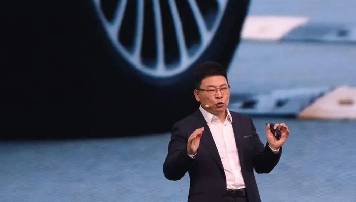 “沉默”的智驾：余承东不喊“遥遥领先”，何小鹏连夜改口 | 电厂