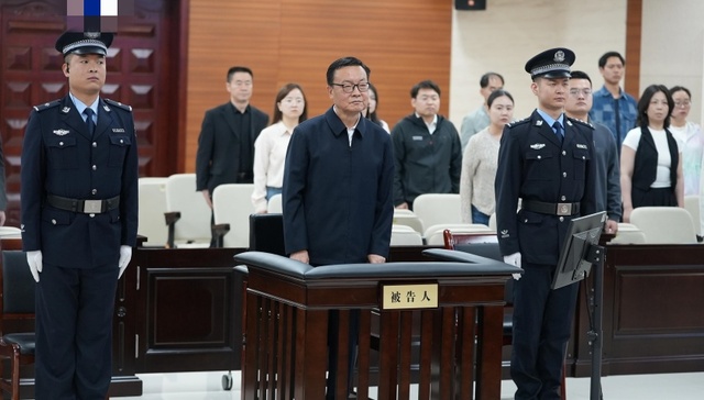 新疆“虎”李鹏新受贿8.22亿被判死缓，减为无期后终身监禁