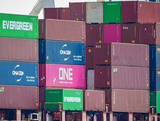 美国经济增速大幅放缓、通胀攀升，IMF警告关税冲击