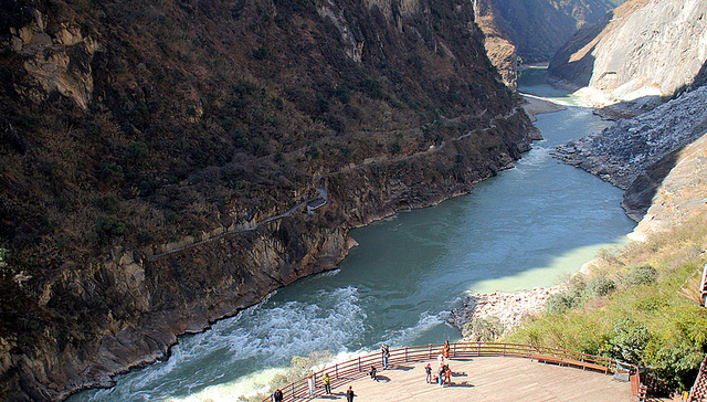 李现“人生照片”打卡处入口封闭，虎跳峡景区回应：属于未开发区域