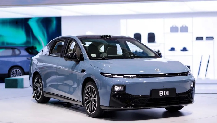 闪电快讯｜零跑B01纯电轿车全球首秀亮相上海车展