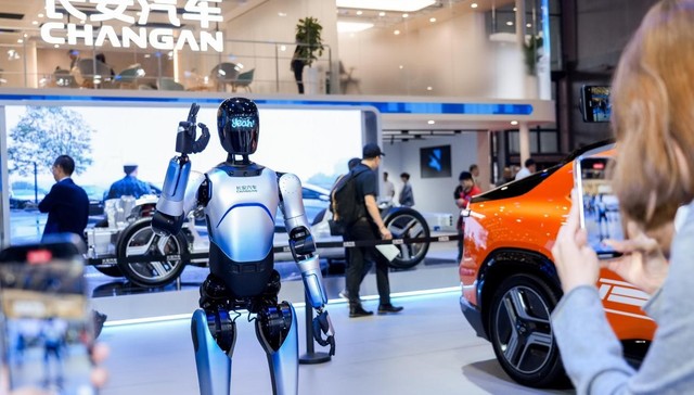 主机厂大秀机器人，上海车展“智能”唱主角