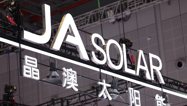 晶澳科技业绩变脸：单季亏损近42亿、境内毛利率转负