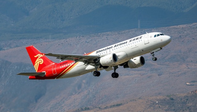 航班延误致乘客被关舱内8小时，深航：能否下机依据机场安排