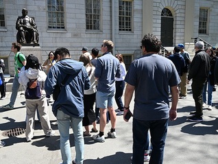 美国移民局开始恢复部分留学生签证，但危机未消