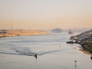 特朗普将手伸向地球另一端，他要让美国船只免费通行苏伊士运河