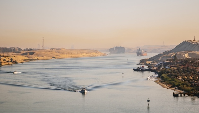 特朗普将手伸向地球另一端，他要让美国船只免费通行苏伊士运河