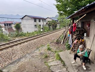 界面调查｜铁路穿村而过：一个湘西村庄与17起火车撞人事故