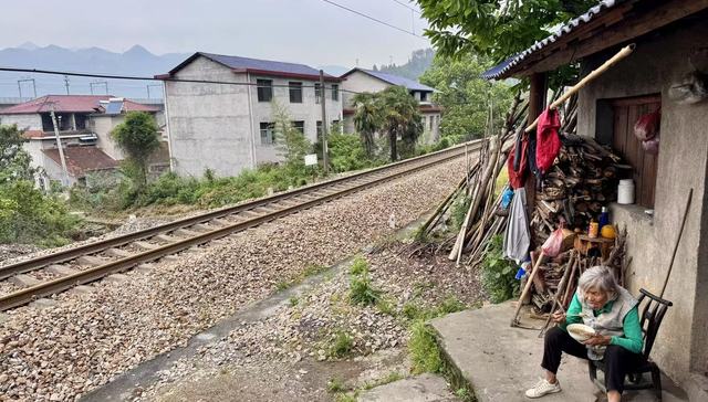 界面调查｜铁路穿村而过：一个湘西村庄与17起火车撞人事故