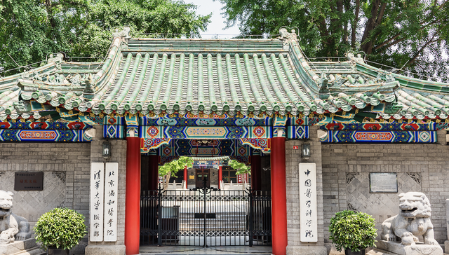 “什么是协和4+4”冲上热搜，协和医学院培养模式惹争议