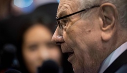 执掌六十年后卸任，巴菲特高调宣布年底移交权力，他还会继续投资吗？