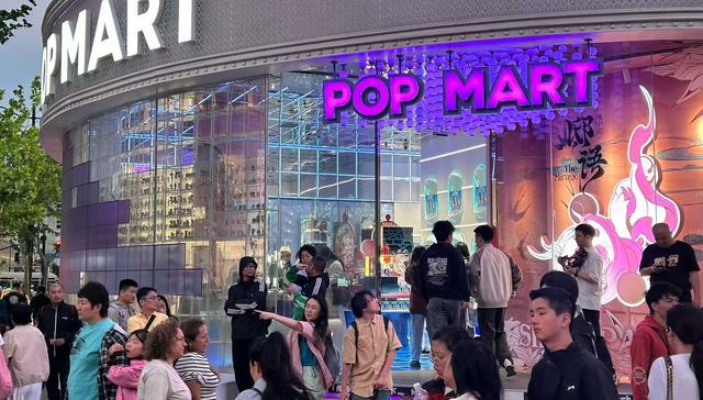 中外游客这个五一爆买卡牌和潮玩