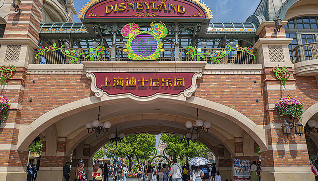 主题公园赚钱难，“五一”假期客流达三年来高峰但收入却没增长