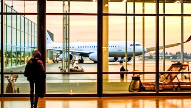 乘务员误给3岁儿童喝葡萄酒，国泰航空：启动内部调查