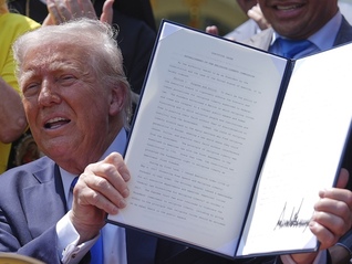 英国率先与美国达成贸易协议，扩大农产品进口、采购波音飞机以换取汽车关税下调