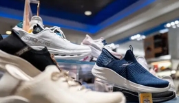 680亿，美国鞋王卖身退市