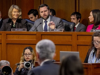 “蠢货”“几乎什么都错了”，特朗普和万斯连环炮轰美联储主席