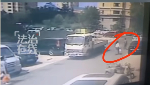 “行人安全距离”引争议后，青岛李沧法院公布现场视频并致歉