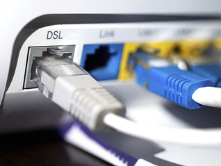 重庆三峡学院花75万买299元路由器，中标企业注册地址是村民家