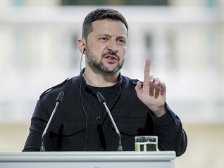 泽连斯基批准美乌矿产协议后，特朗普考虑加入俄乌对话