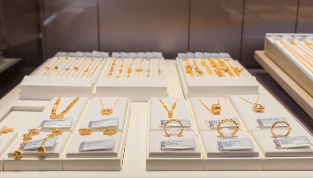 一日下跌16元，国内金饰价格回落至990元/克附近