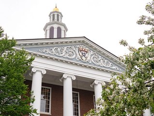 美国政府再终止4.5亿美元拨款后，哈佛大学继续“硬刚”