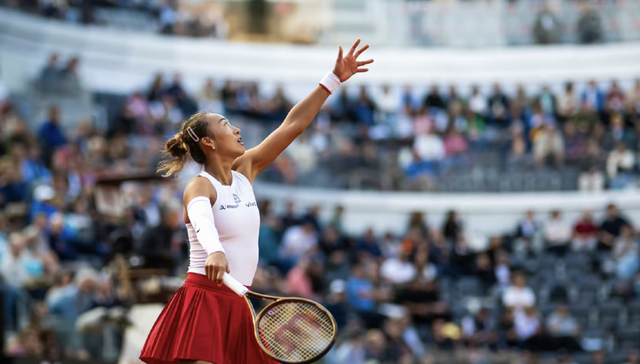 首次击败萨巴伦卡，郑钦文晋级罗马站四强