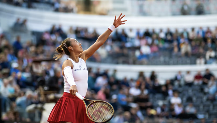 首次击败萨巴伦卡，郑钦文晋级罗马站四强