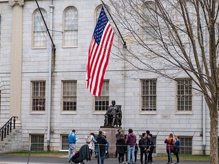 哈佛大学“勒紧腰带”：校长降薪、学校追加2.5亿美元拨款支持研究