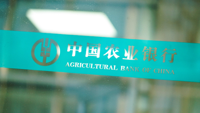 地方新闻精选 | 多方回应“病重老人在银行门口去世” 武汉严查居民水电气表违法违规问题