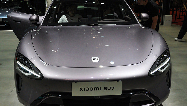 小米SU7被曝大灯外框和翼子板翘边