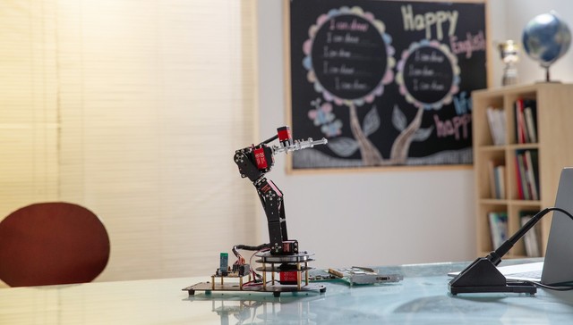 上海市教委,上海教育博览会,人形机器人,AI,人工智能,卢湾中学,控江中学,晋元高中,科创,机器人世