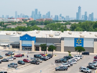 特朗普警告沃尔玛别涨价：去年净挣几十亿，应该自己“吞了关税”