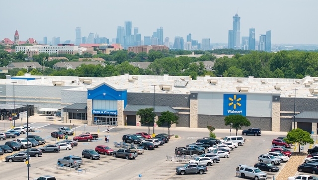 特朗普警告沃尔玛别涨价：去年净挣几十亿，应该自己“吞了关税”