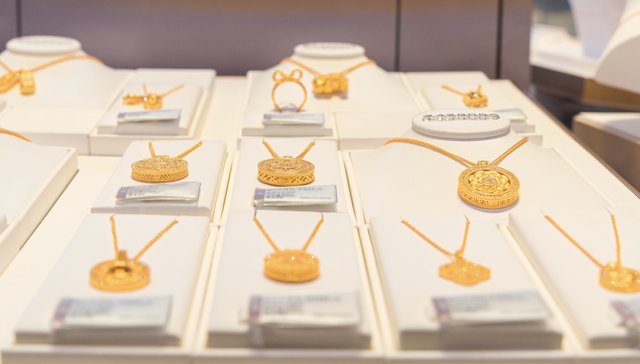 时隔八天，国内金饰价格再次涨回1000元/克