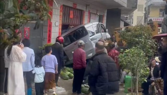 云南陆良装载机撞人致6死4伤，知情者：加油途中装载机失控